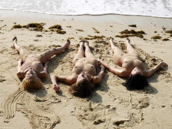 Anna S., Angelica, Paulina beach trio #10