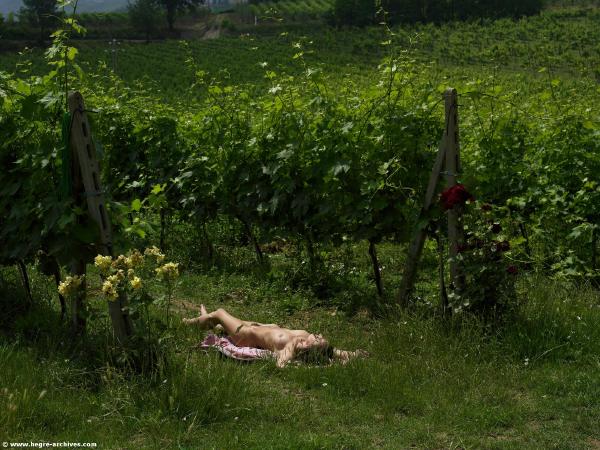 Kathryn naked in the sun #25